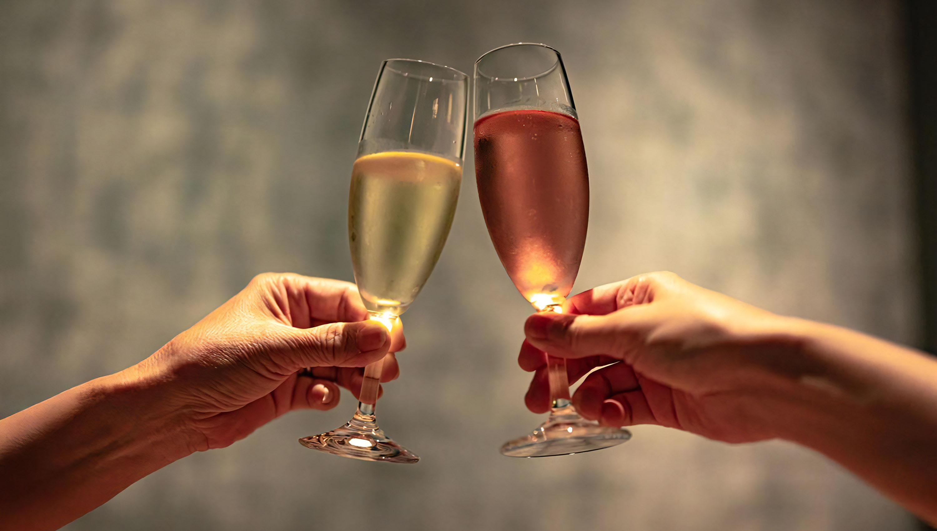 シャンパングラスを片手に乾杯する様子