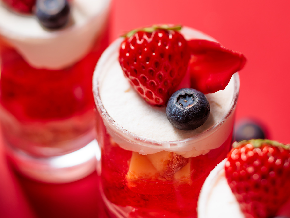 いちごが1つのったいちごゼリー