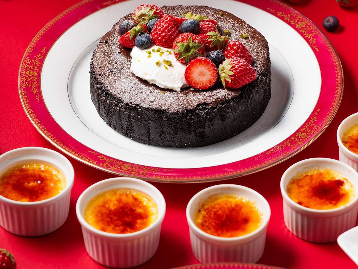 いちごやブルーベリーがたくさんのったチョコレートケーキ