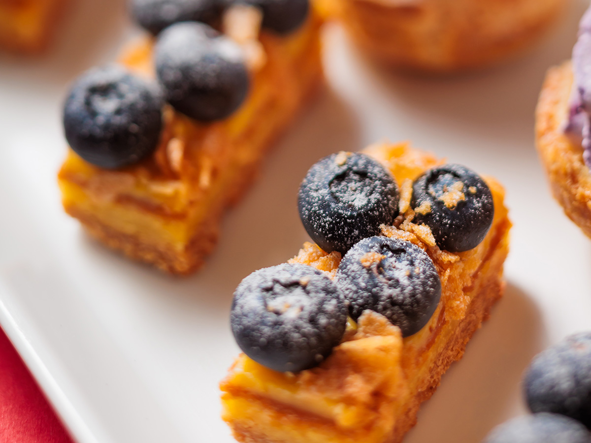 ブルーベリーがのった小さなスイーツ