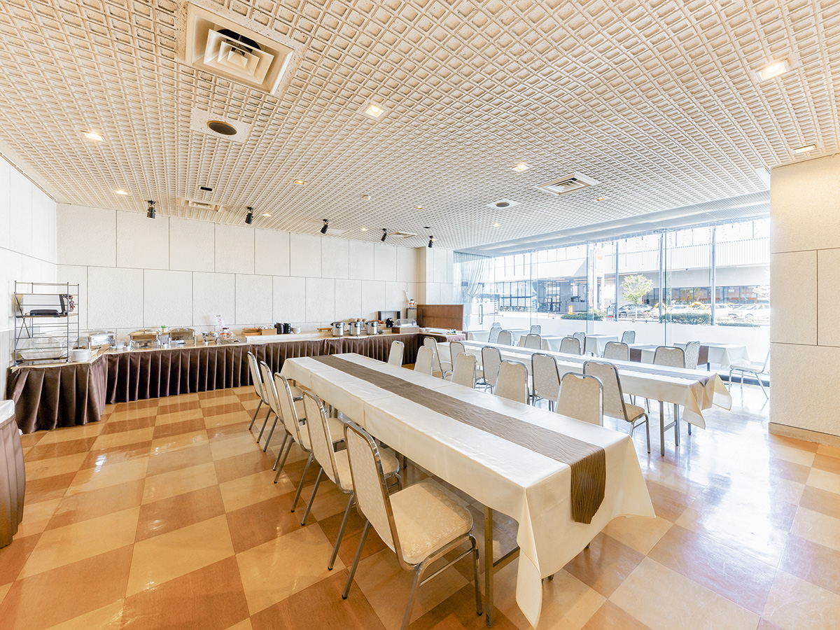 熊本県 八代グランドホテルのレストラン ピーコック。自然光が差し込む明るい朝食会場の内観