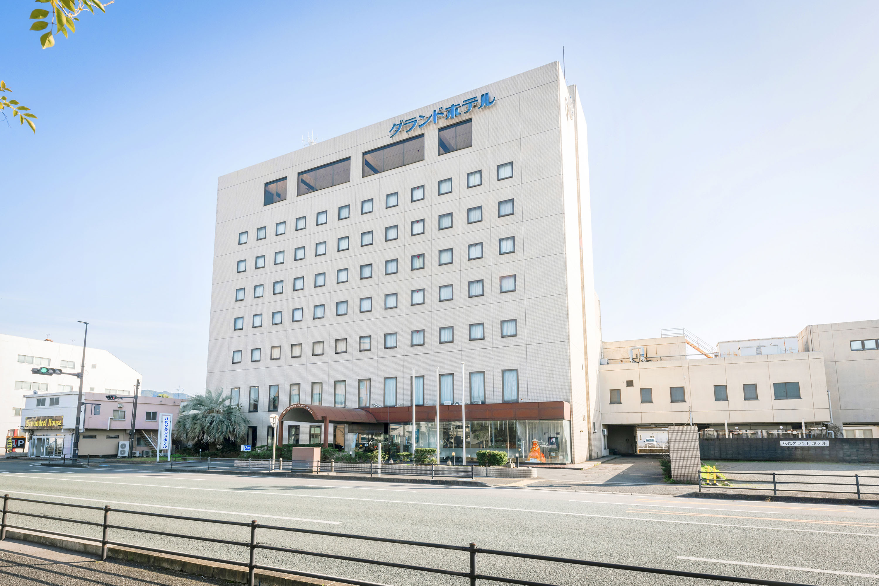 熊本県 八代グランドホテルの外観。国道正面 右斜めから撮影