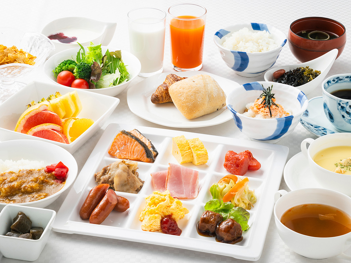熊本県 八代グランドホテルの朝食バイキング。ビュッフェ料理がプレートに盛り付けられた様子