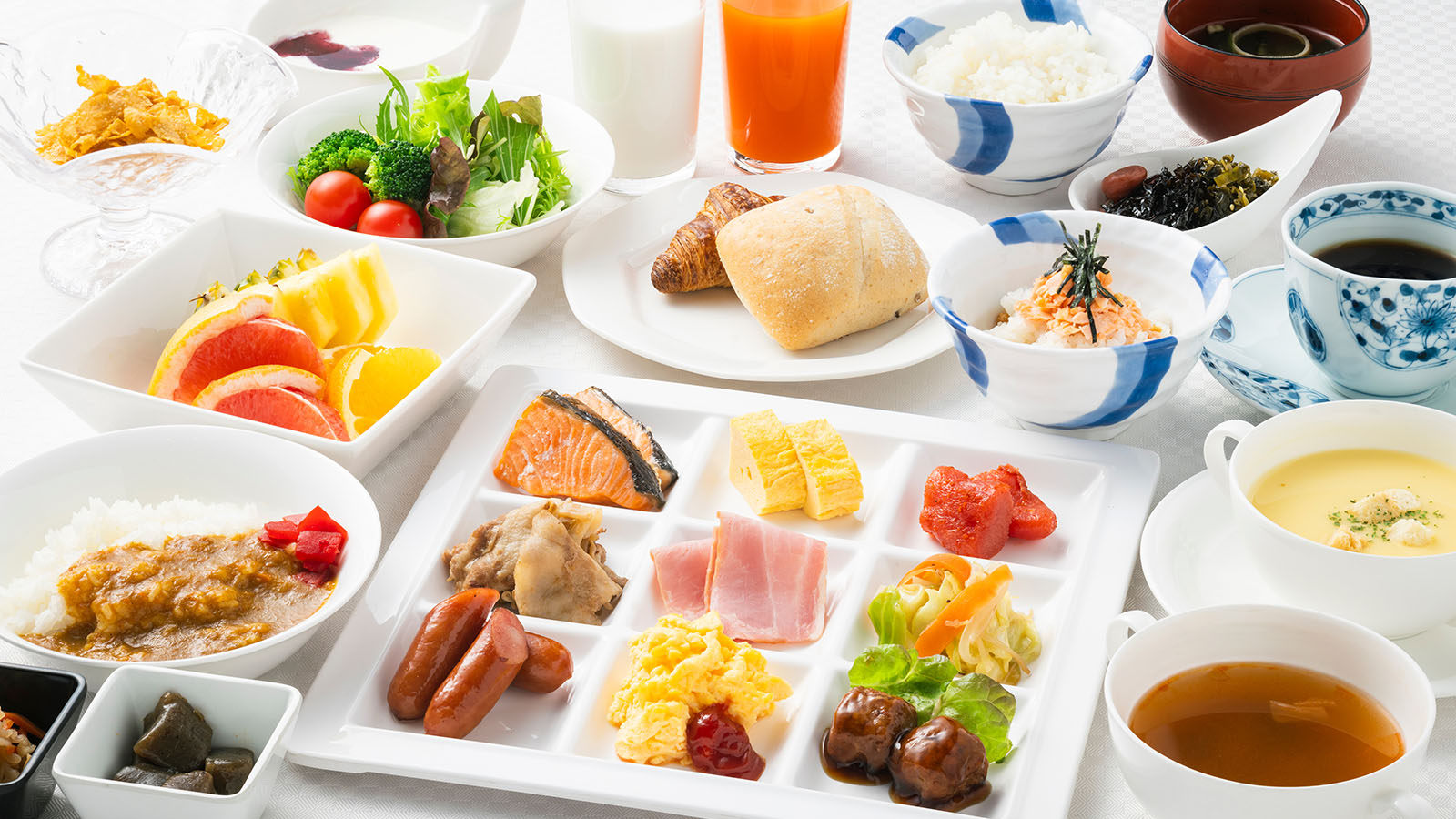 熊本県 八代グランドホテルの朝食バイキング。ビュッフェ料理がプレートに盛り付けられた様子