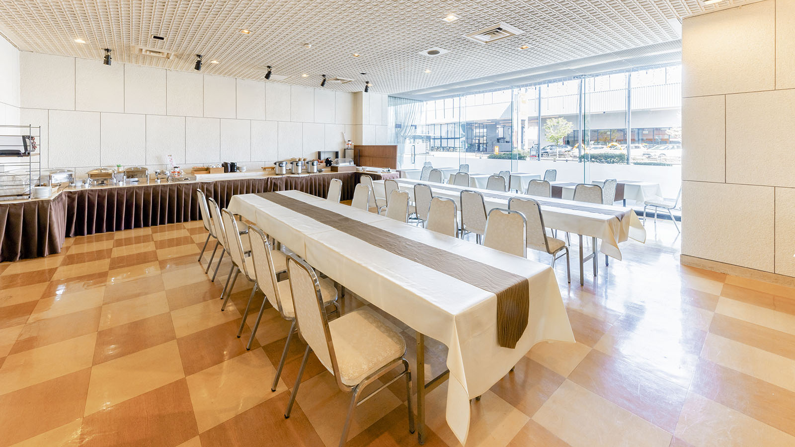 熊本県 八代グランドホテルのレストラン ピーコック。自然光が差し込む明るい朝食会場の内観