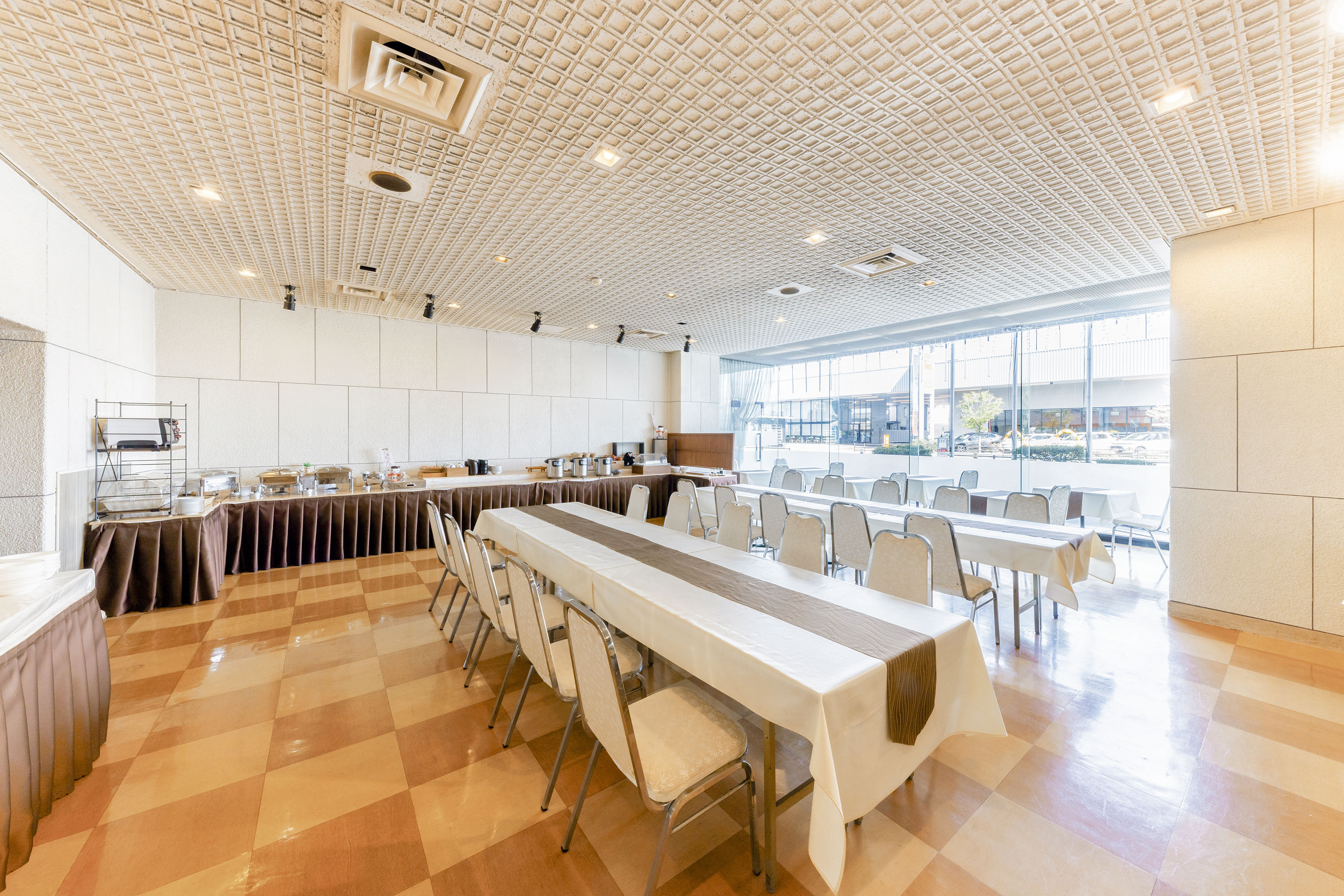 熊本県 八代グランドホテルのレストラン ピーコック。自然光が差し込む明るい朝食会場の内観