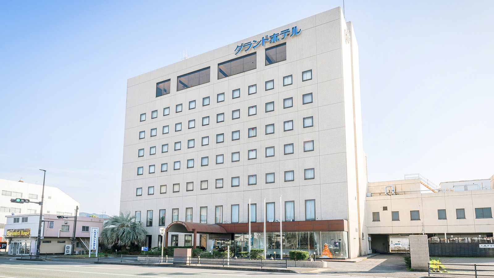 熊本県 八代グランドホテルの外観。国道正面 右斜めから撮影