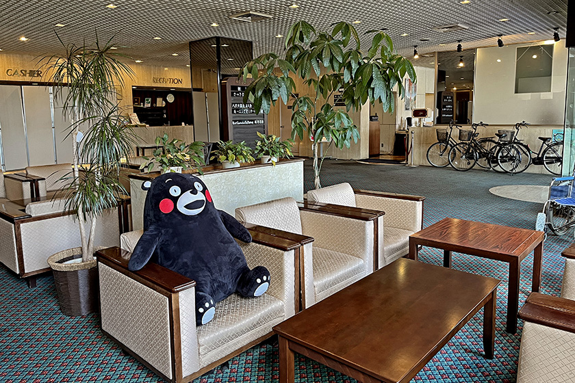熊本県 八代グランドホテルの朝食付きファミリープラン。ホテルロビーに設置してあるソファとコーヒーテーブル