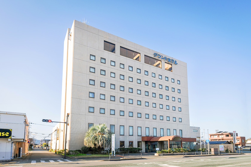 熊本県 八代グランドホテルの素泊まりプラン。国道正面 左斜めから撮影されたホテル外観（昼間）