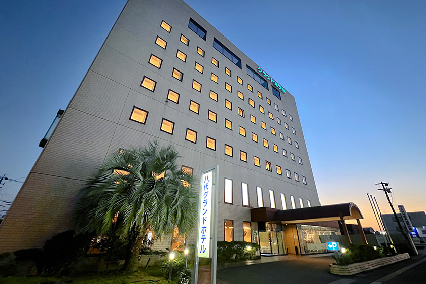 熊本県 八代グランドホテルの素泊まりプラン。ローアングルから撮影したホテル外観（夜）