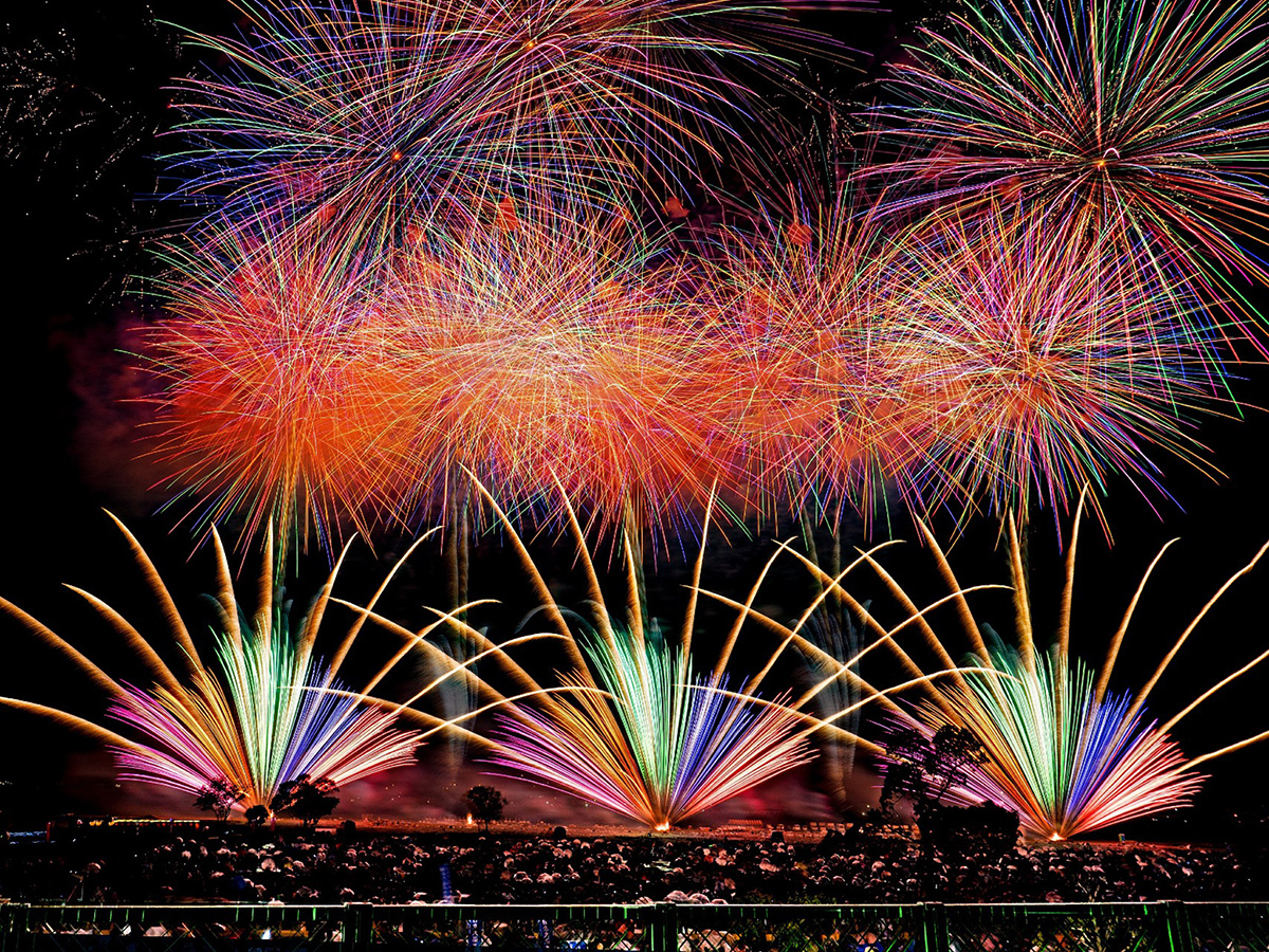 やつしろ全国花火競技大会で、色彩鮮やかなスターマインが夜空を埋め尽くすように打ち上がる様子