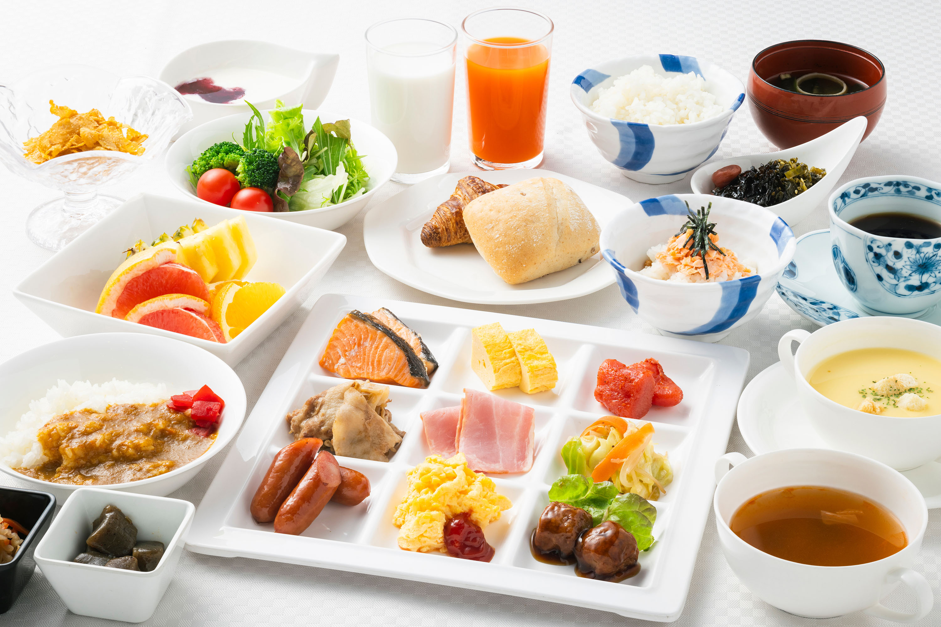 熊本県八代グランドホテルで提供されている、25品以上の和洋朝食バイキングの個人盛り。