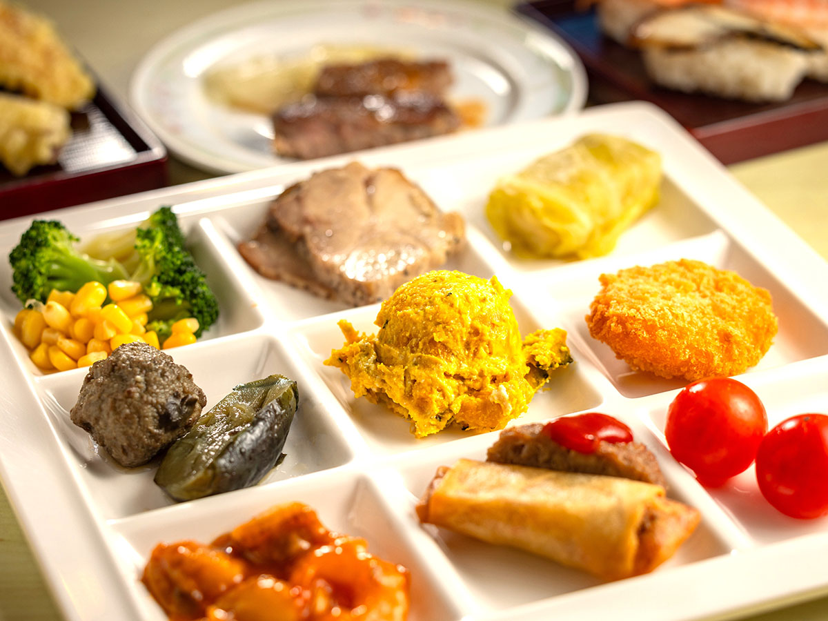 伊良湖リゾート＆コンベンションホテルのバイキング料理。色鮮やかな旬の食材を使用した和洋メニューを、お子様にも大好評のビュッフェ形式でお好きなだけお楽しみいただけます。