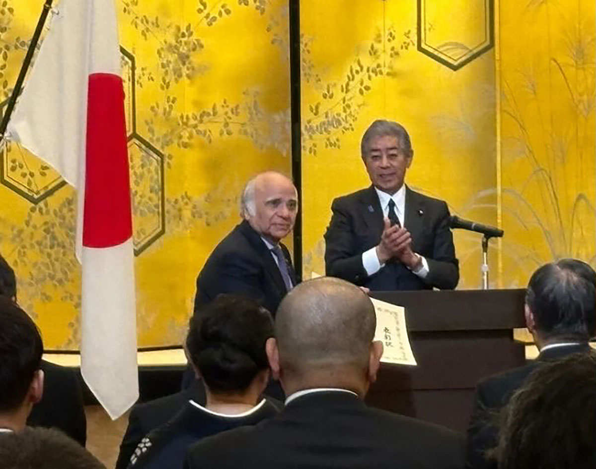 外務大臣表彰の授与式で、岩屋外務大臣から表彰状を受け取る比良社長。