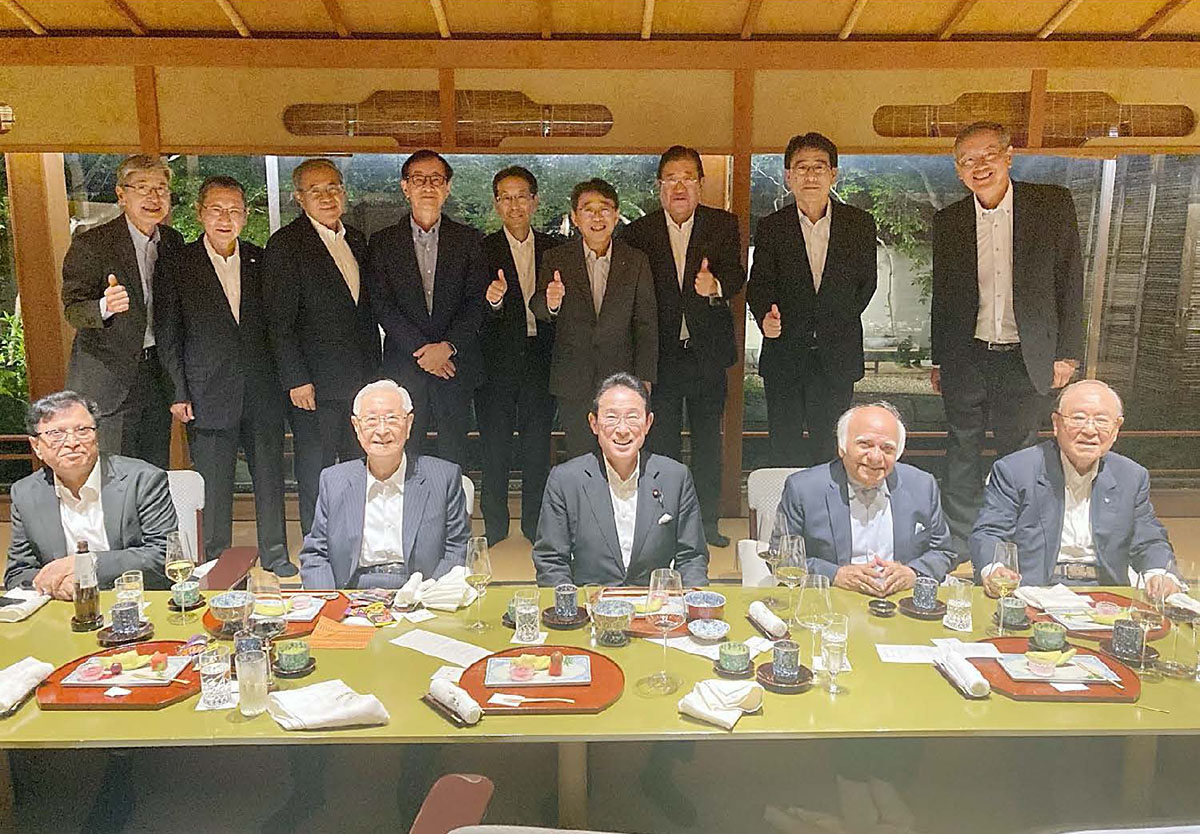 「旭日中綬章」祝賀会（2026年7月27日）の出席者による記念撮影。