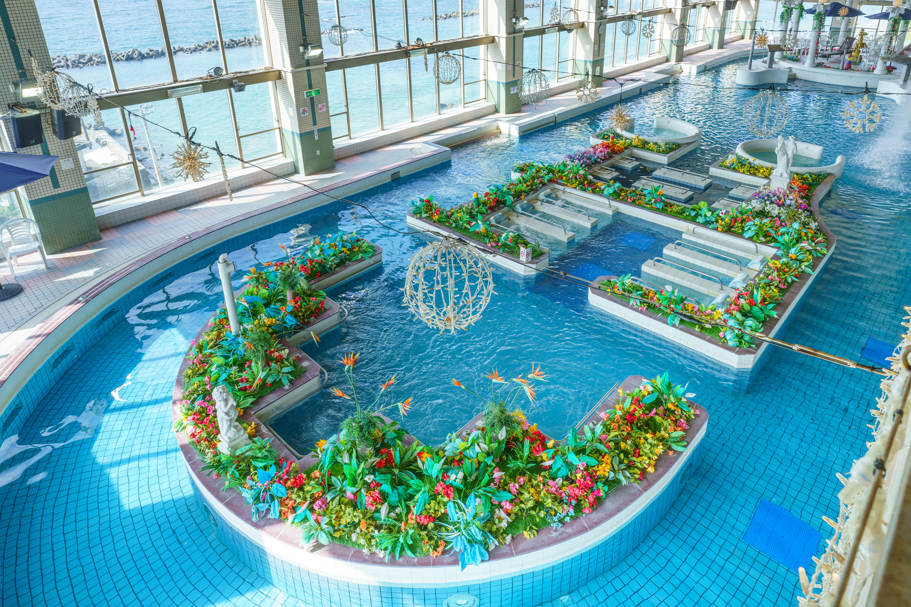 天候を問わず、オールシーズン遊べる!屋内スパ