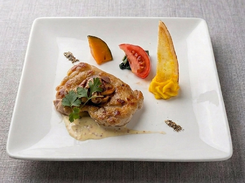 鶏モモ肉ソテー ハニー粒マスタードソース 薩摩芋のチップス添え
