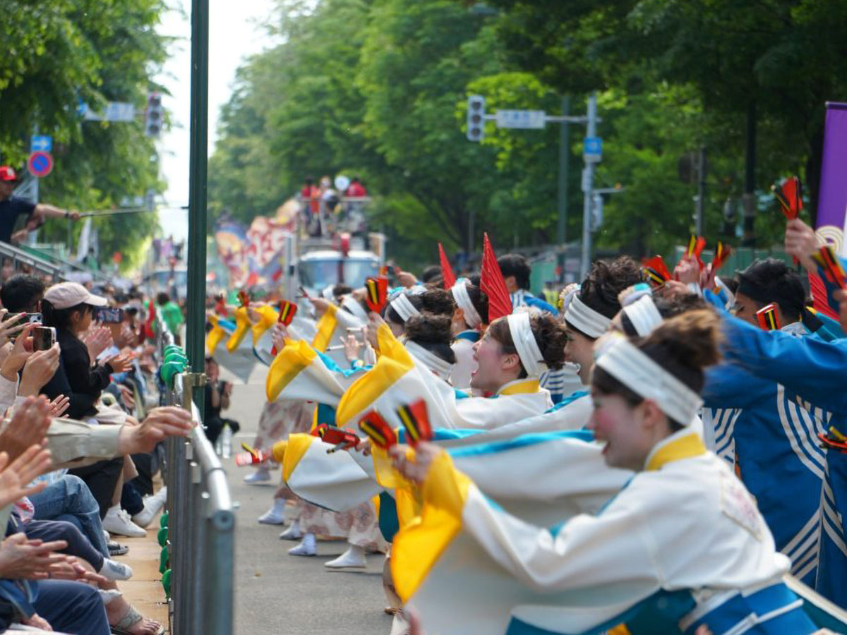 札幌で毎年開催されるYOSAKOIソーラン祭りでソーラン節のフレーズを入れたオリジナルのダンスを披露する踊り子たち