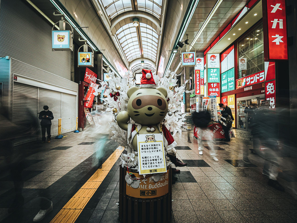 札幌・狸小路商店街のアニメキャラクター風の可愛い狸像のアップ