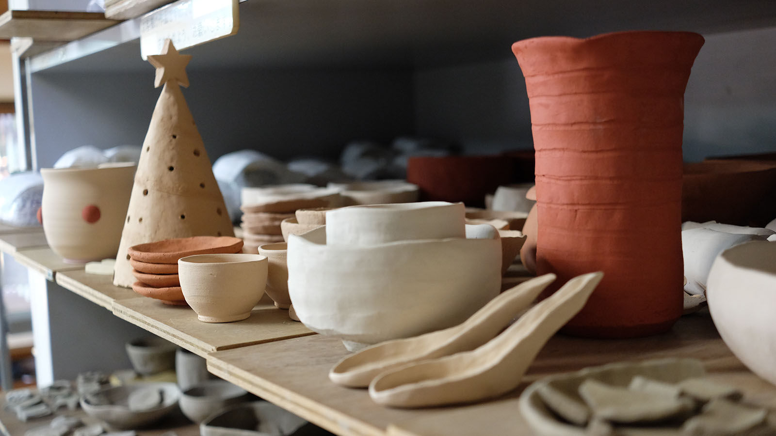 棚に並ぶ陶芸作品