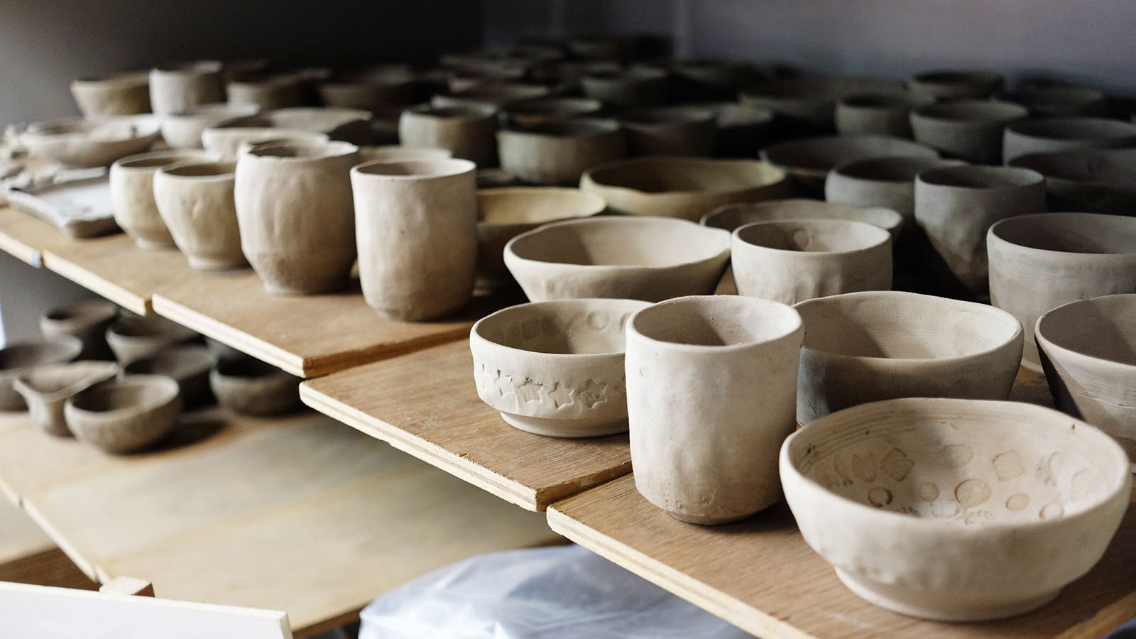 棚に並ぶ陶芸作品