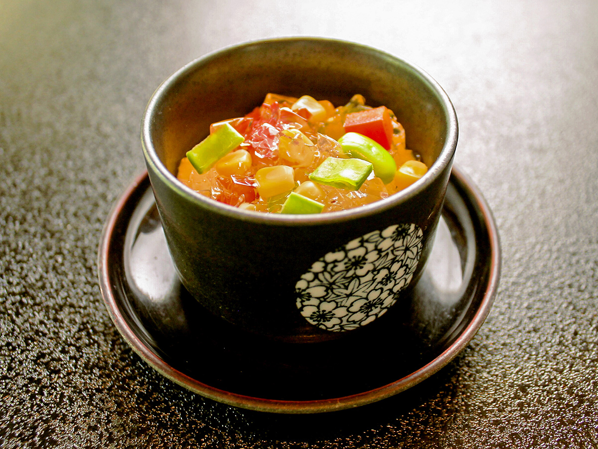 夏の基本膳 撫子会席で提供される夏野菜ジュレを添えた冷し茶碗蒸