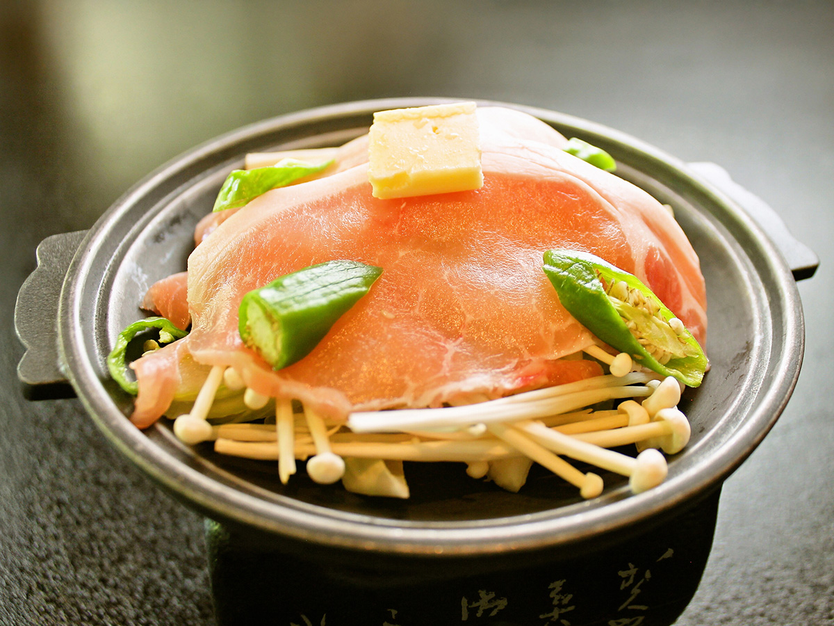 夏の基本膳 撫子会席で提供されるバターと旨味の強い とこ豚ロース陶板焼