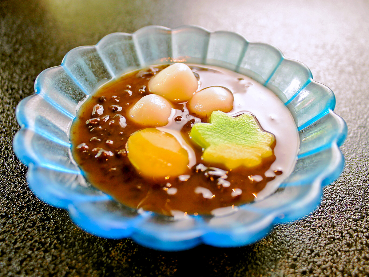 夏の基本膳 撫子会席で提供される涼やかな冷し白玉ぜんざい