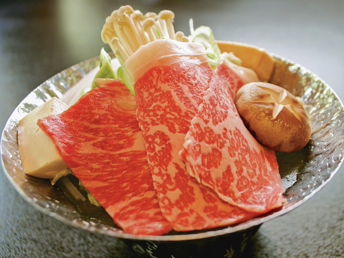 夏の中級コース 月見草会席で提供される食べ応えのある牛すき鍋