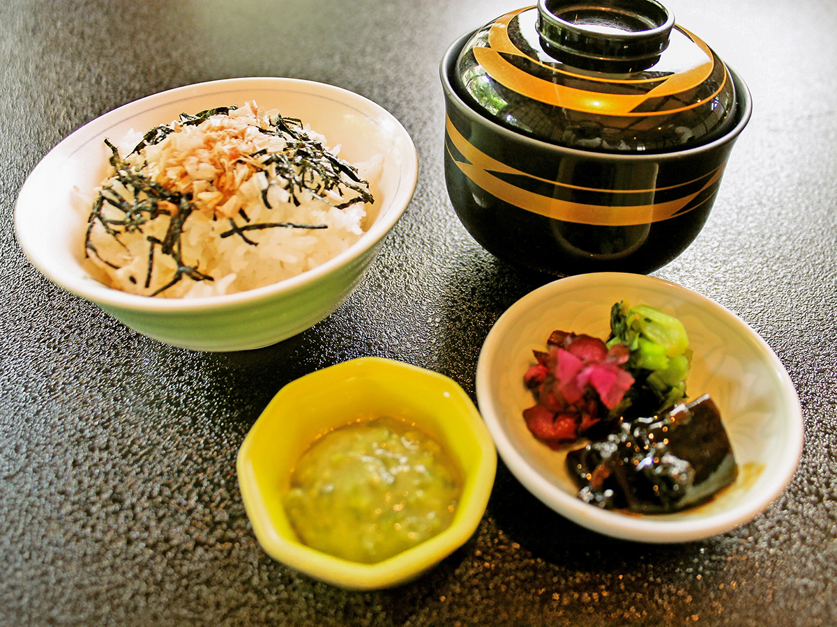 夏の基本膳 撫子会席で提供される爽やかな わさび御飯。そして赤出汁仕立ての留椀、香物三点盛り