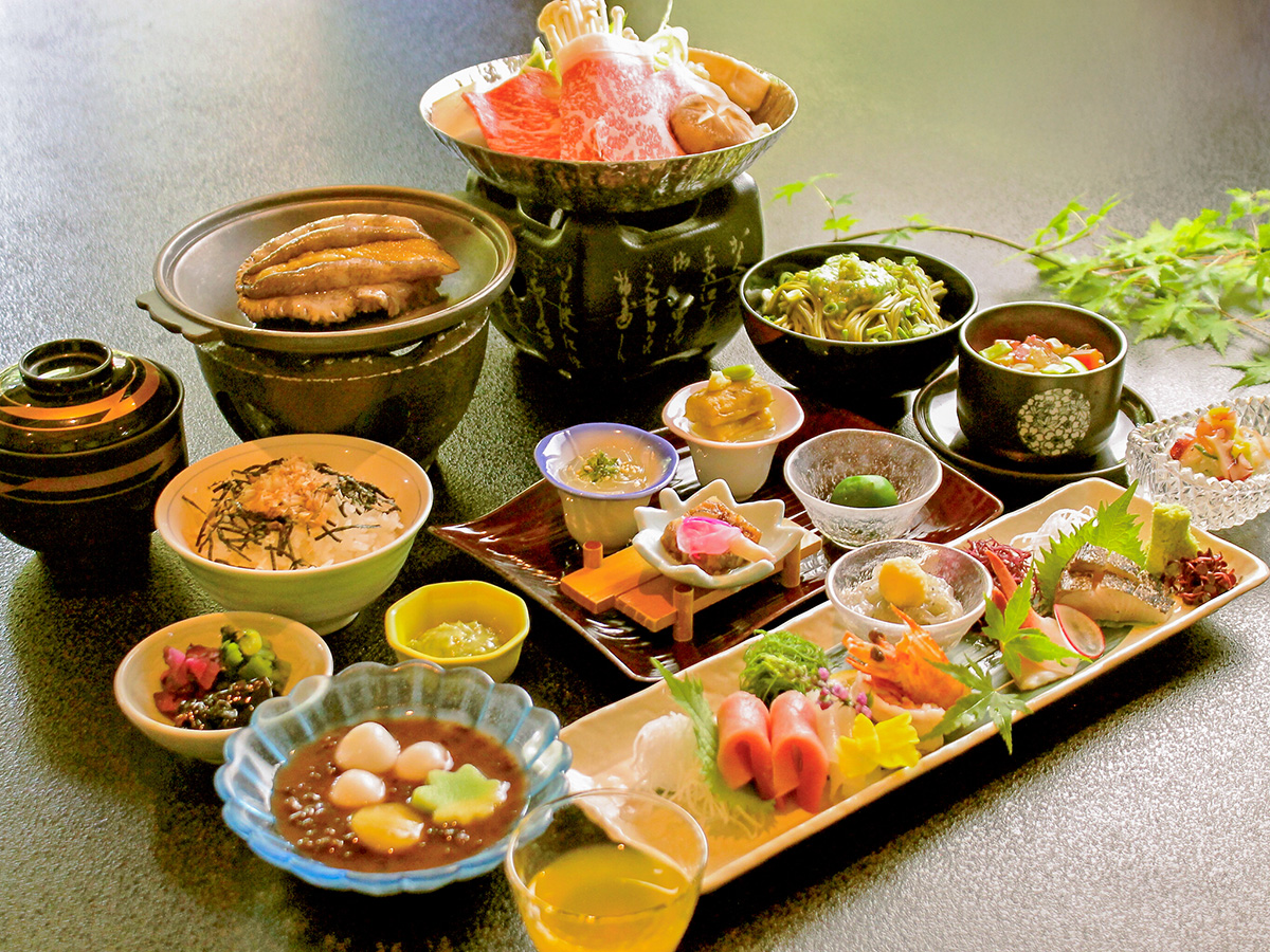 伊豆・畑毛温泉 大仙家の最上級のフルコース華やぎ会席。鮑の踊り焼きと六種盛合せお造り、牛すき鍋をメインに据えた夕食全体