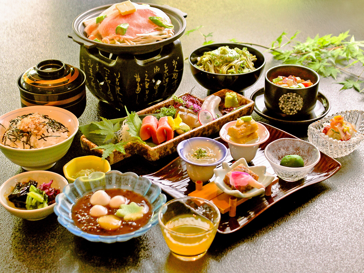 伊豆・畑毛温泉 大仙家の涼味豊かな基本膳 撫子会席。とこ豚ロースに静岡茶そば、わさび御飯などの夕食全体