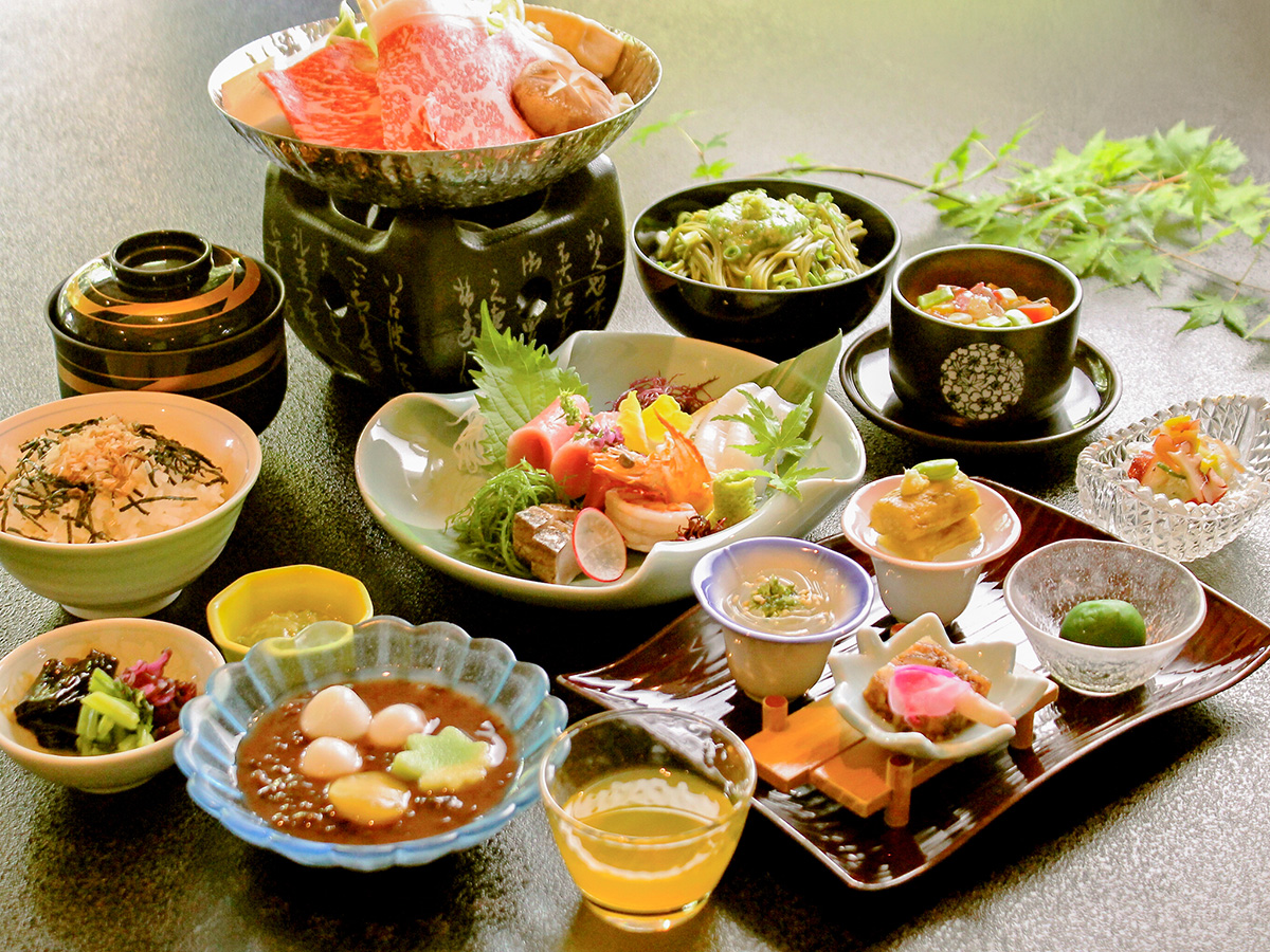 伊豆・畑毛温泉 大仙家の旬を愛でる月見草会席。とろける牛すき鍋と鮮魚四種盛などが並ぶ夕食全体