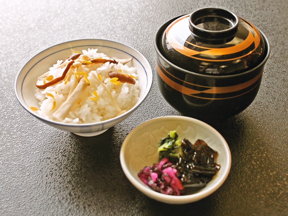 木ノ子御飯、赤出汁仕立、香の物