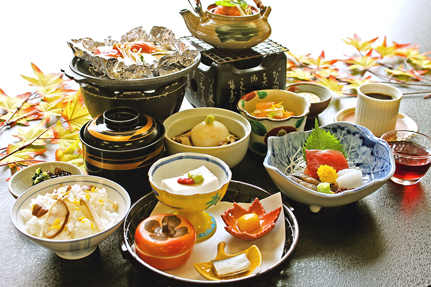 伊豆・畑毛温泉大仙家で提供される夕食「花紅葉会席」。栗しぼりや秋刀魚の柚子締め・金目鯛と海老つみれの煮物・きのこご飯など、12品の会席料理