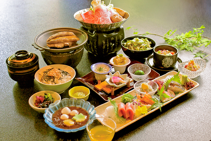 伊豆・畑毛温泉 大仙家の最上級のフルコース華やぎ会席。鮑の踊り焼きと六種盛合せお造り、牛すき鍋をメインに据えた夕食全体