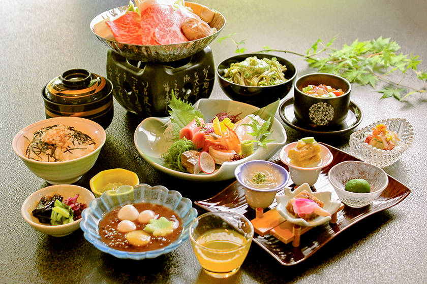伊豆・畑毛温泉 大仙家の旬を愛でる月見草会席。とろける牛すき鍋と鮮魚四種盛などが並ぶ夕食全体
