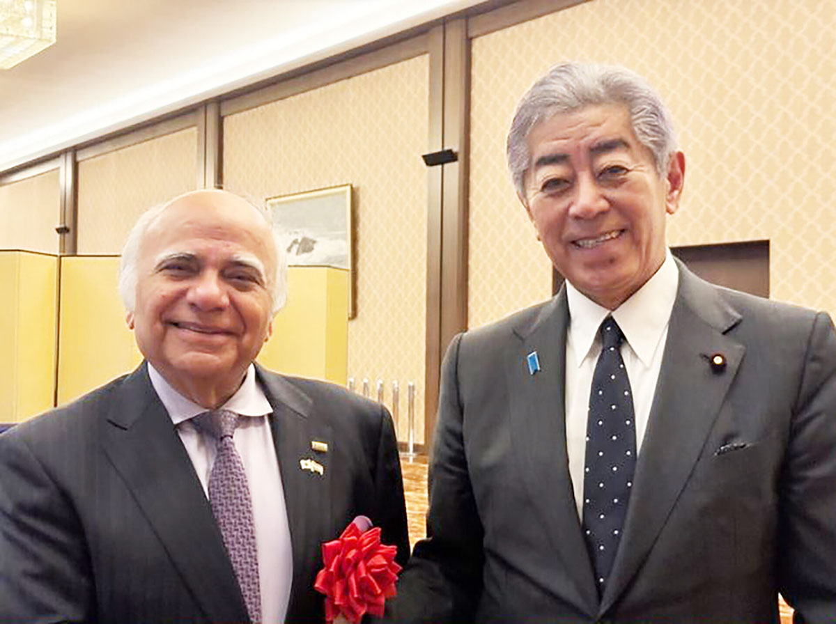 比良社長と岩屋外務大臣の記念写真