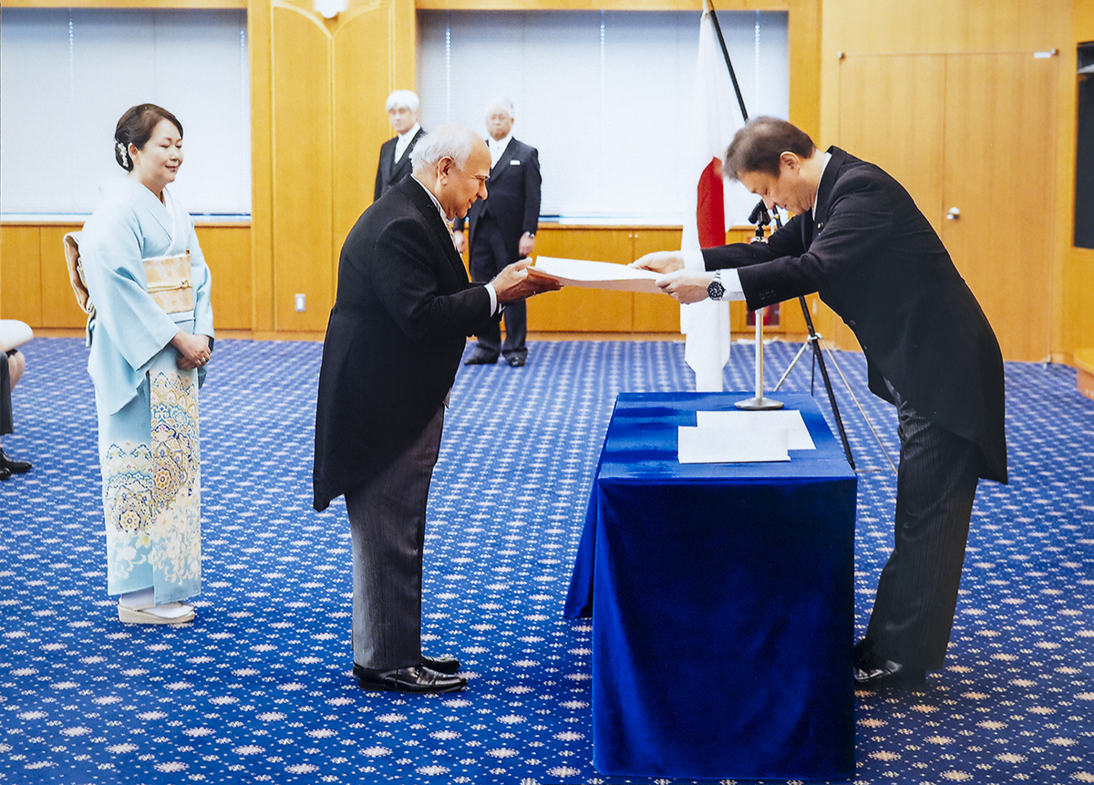 式典で賞状を授与されるHMI社長の比良竜虎