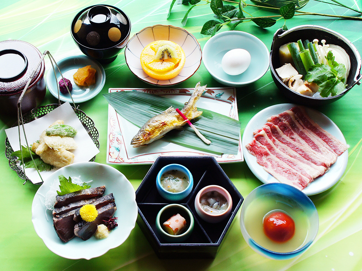 芽吹き会席全体　選択料理は牛すき焼き鍋