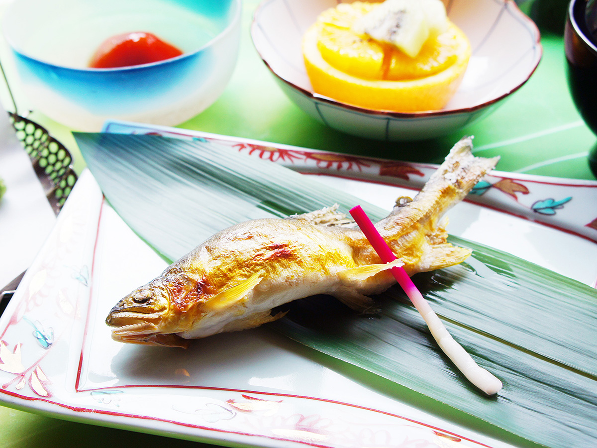 香り豊かに焼いた若鮎汐焼き