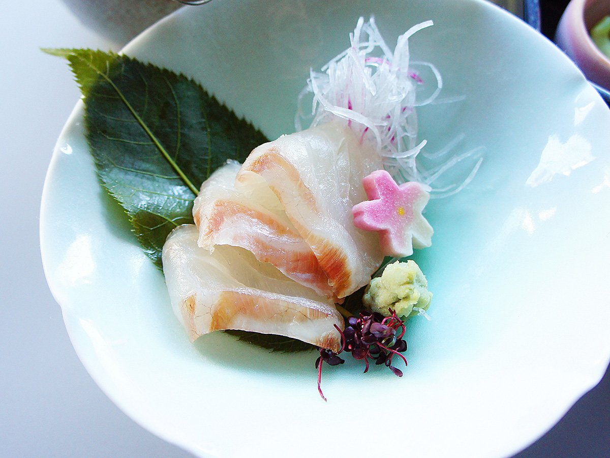 お造り　鯛桜葉包み