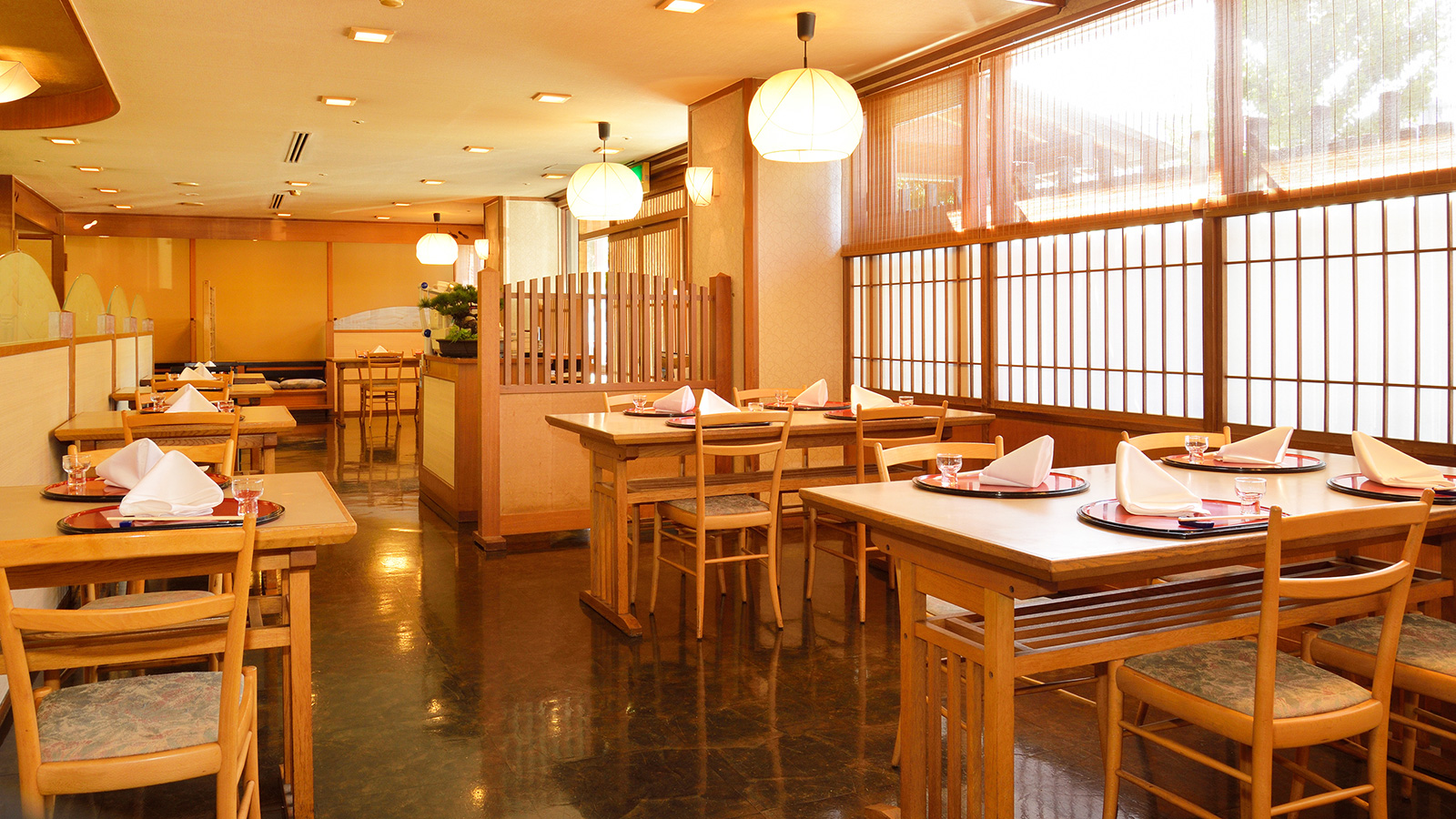 洛々店内イメージ