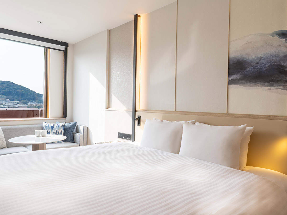 新客室キングルームのベッドと窓