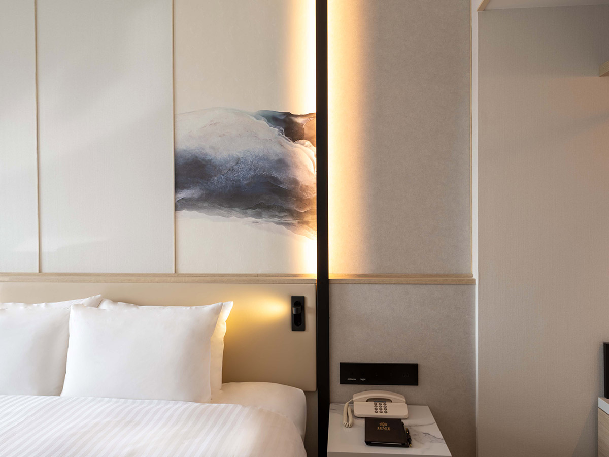 新客室キングルームのベッドサイド