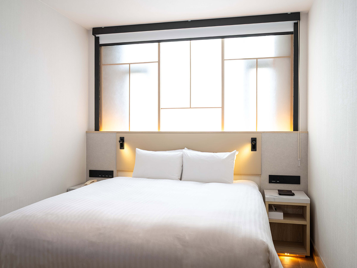 新客室クイーンルームのベッドと窓03