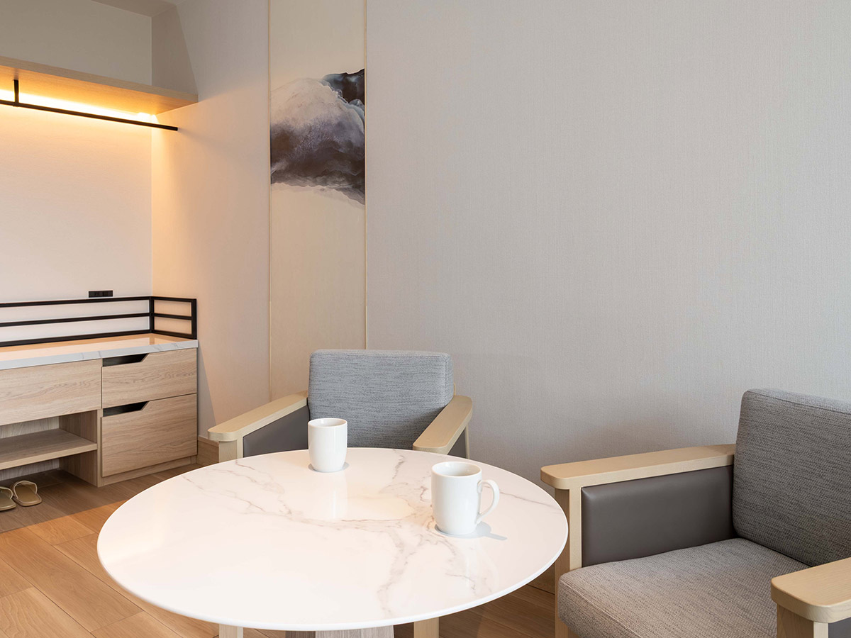 新客室クイーンルームのテーブルと椅子