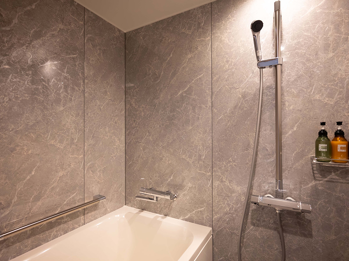 新客室ツインルームのバスタブとシャワー