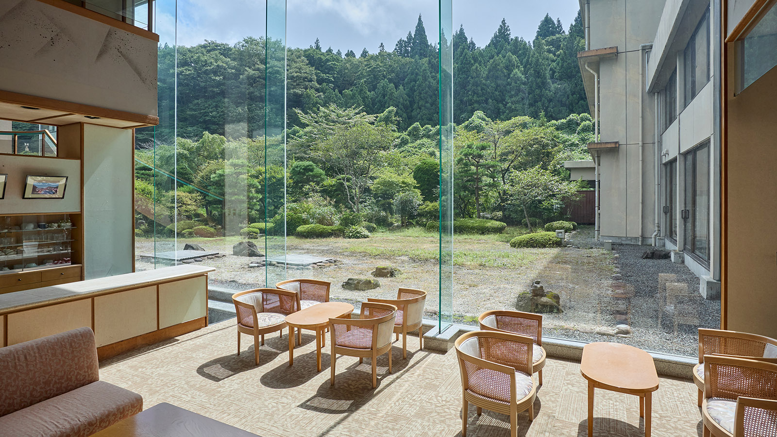 窓際から日本庭園が望む、ティータイムが楽しめる吹き抜けのラウンジ（クローズアップ）