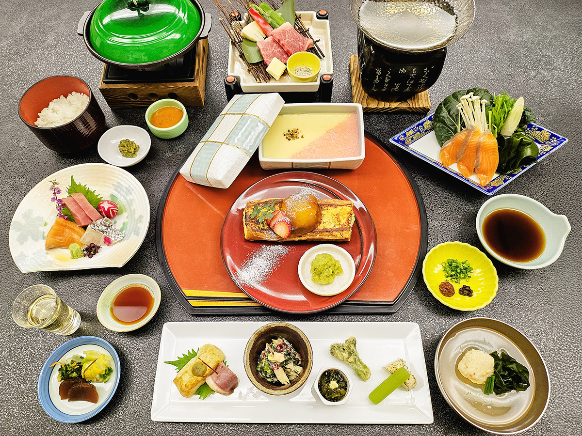 ホテル亀屋で提供される「伊達もん美食膳　みちのくうまいもん会席」の夕食。日高見牛の陶板焼きやスーパーフード入り茶わん蒸し、仙台麹を使った和風フレンチトーストなど10品の会席料理